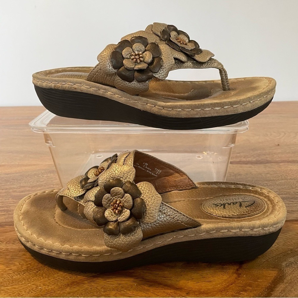 Clarks Artisan Thong Sandals Floral Wedge 8M Gold Leather Sunbeat Flip Flops